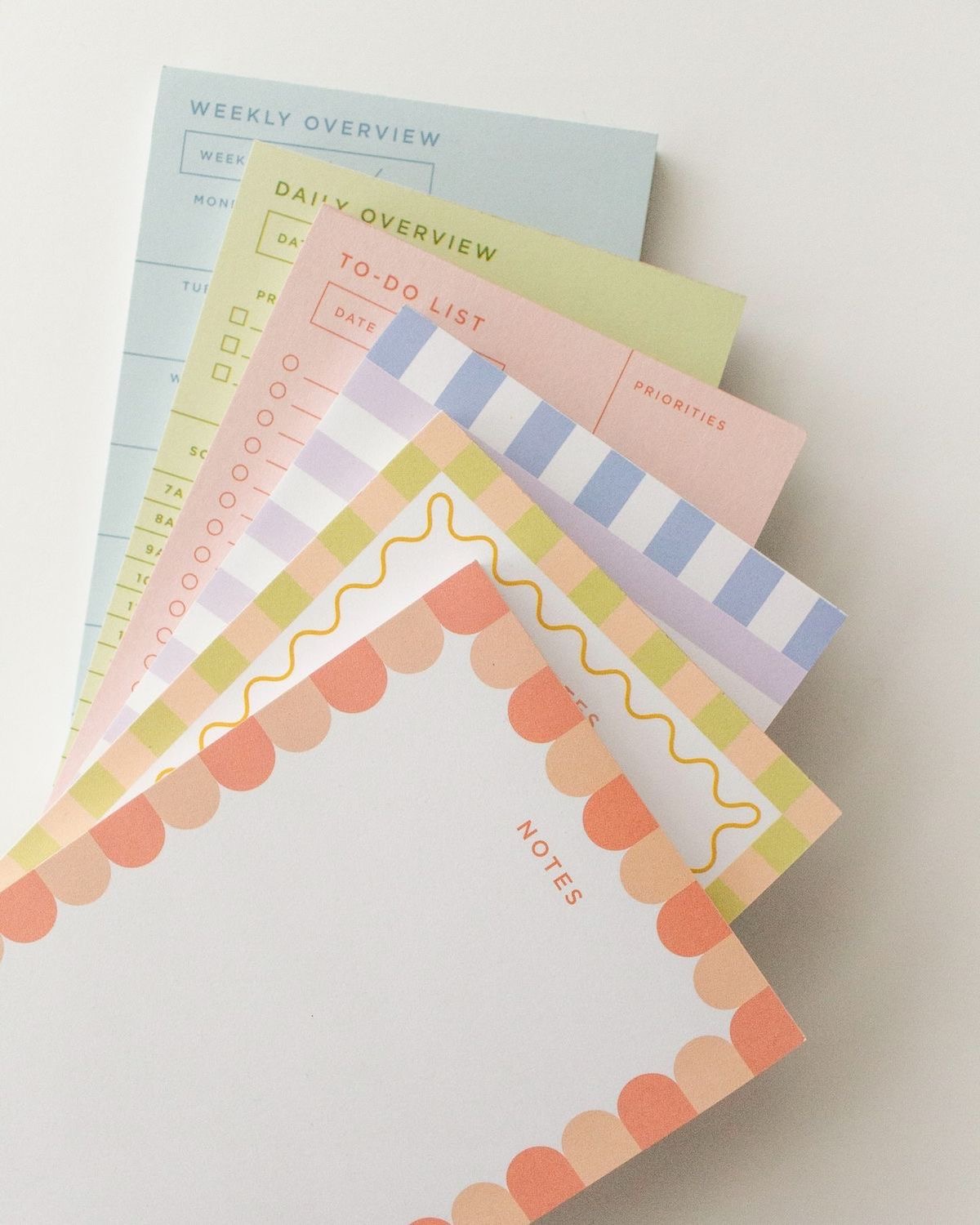 Fanned weekly and daily overview notepad sheets
